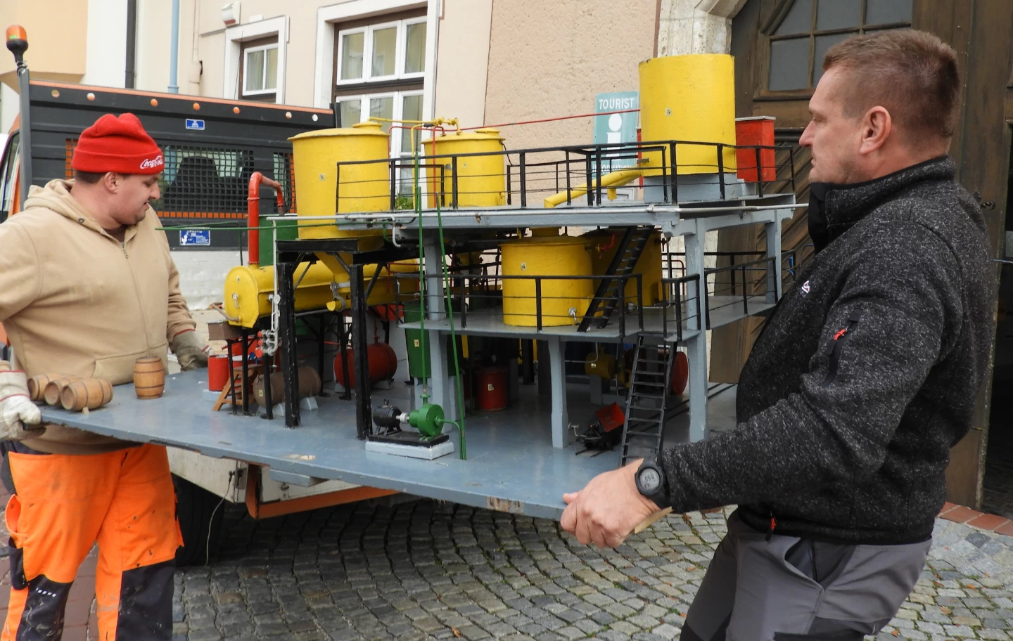 Abbildung1 Verladen Harzwerkmodell Verladen des Harzwerk-Modells