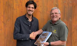 Hofübergabe_an Armin Knöbl, MSc Armin Knöbl, MSc links, übernimmt von Gerhard Kogler (re) mit der symbolischen Übergabe des Buches "Die Schwarzföhre in Österreich" die Funktion des Obmanns der KEAföhrenen