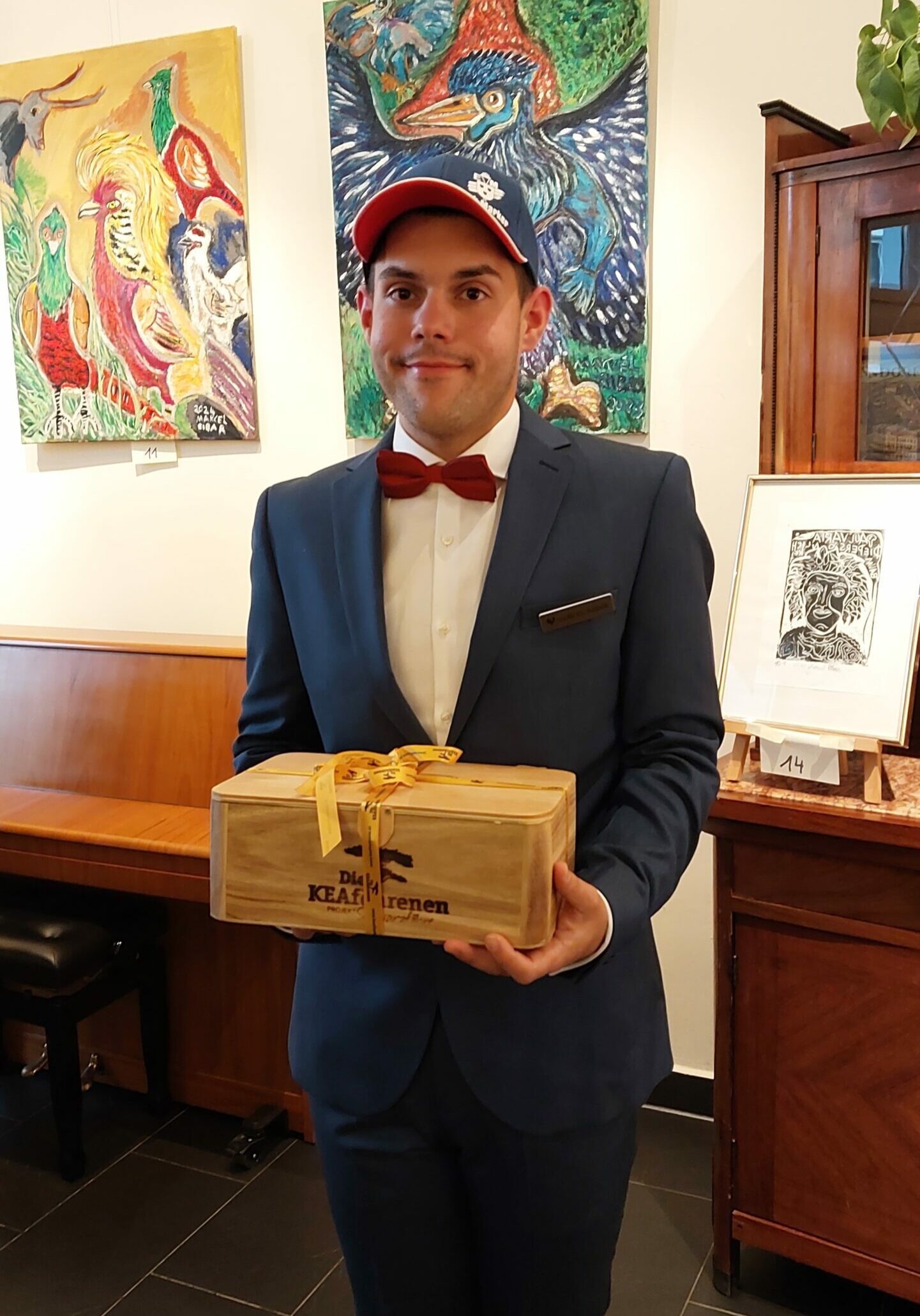 Marcel mit der Geschenkbox der KEAföhrenen